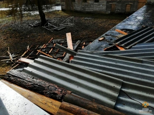 Наслідки негоди на Тернопільщині: сильний вітер пошкодив дах школи