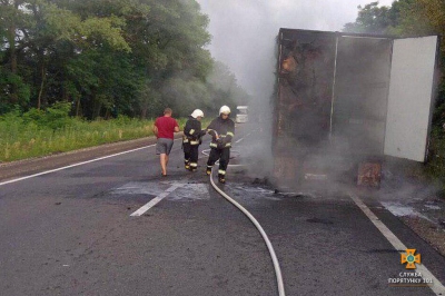 Посеред дороги на Тернопільщині загорілася вантажівка