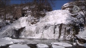 Красу замерзлого тернопільського водоспаду показали на відео