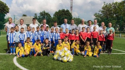На Тернопільщині в другу річницю ОТГ дітям зробили футбольне поле