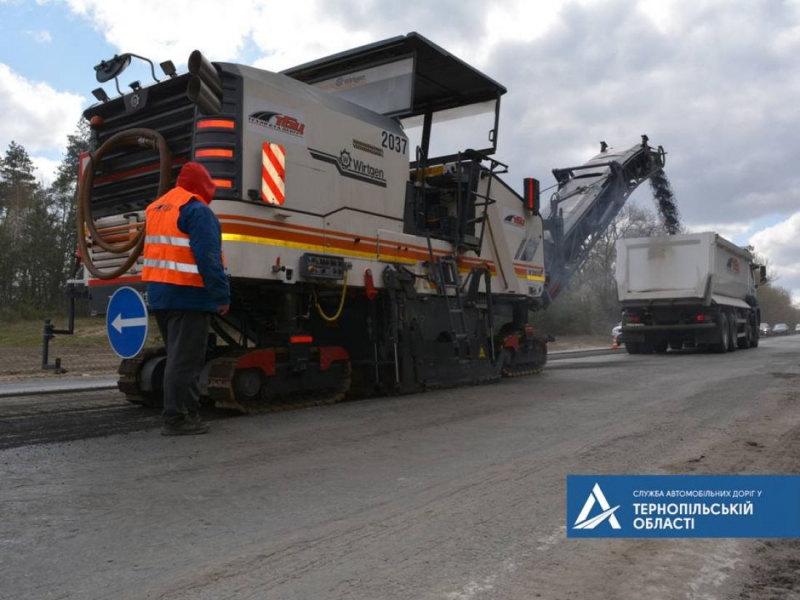На Тернопільщині розпочали ремонт дороги, яку не робили 20 років (фото, відео)