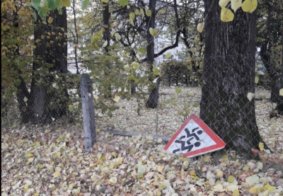 У селі на Тернопільщині зламані дорожні знаки лежать на узбіччі (фотофакт)