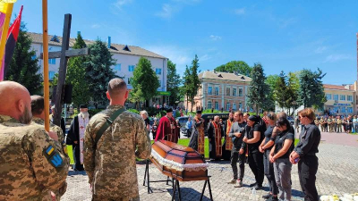 У Підволочиську навколішки зустріли загиблого Героя Миколу Гасюка