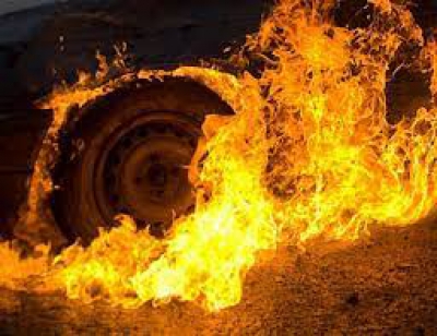 На Тернопільщині вночі посеред дороги загорівся автомобіль