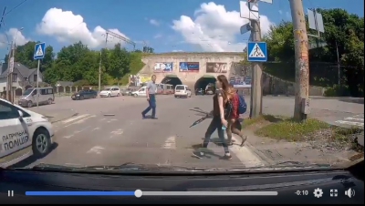 У Тернополі патрульні не пропустили пішоходів (відео)