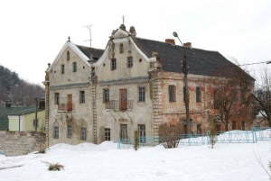 Відомі будинки «Близнюки» на Тернопільщині почали занепадати (фотофакт)