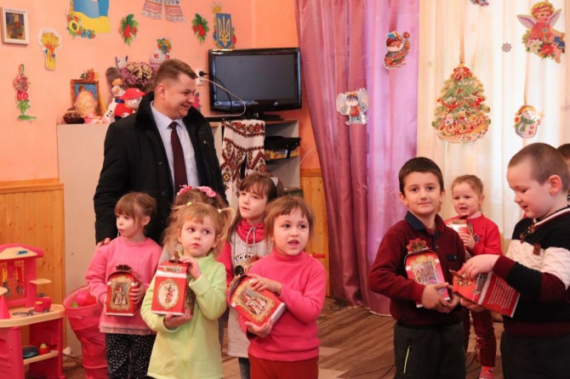 Очільник Тернопільської області передав дошкільнятам подарунки від Святого Миколая