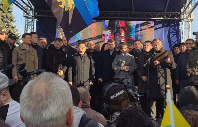 Під стінами ВРУ депутати Тернопільської облради стали на захист української землі