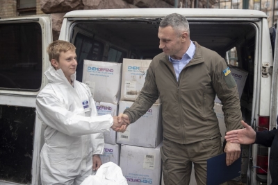 Кличко передав київським рятувальникам 1000 високотехнологічних захисних комбінезонів