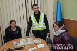 Тернополянка принесла в поліцію знайдений гаманець із 20-ти тисячами гривень