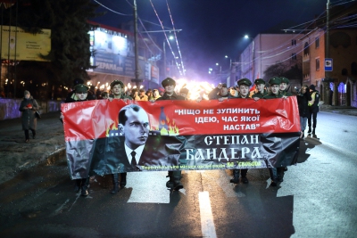 Із смолоскипами в руках сотні тернополян вийшли вшанувати пам’ять Степана Бандери (фоторепортаж)