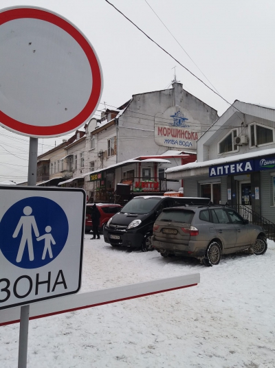 Пішохідна зона з автівками: на Тернопільщині вкотре порушують правила дорожнього руху (фотофакт)