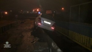Нетверезий водій у Тернополі заїхав в бетонну огорожу