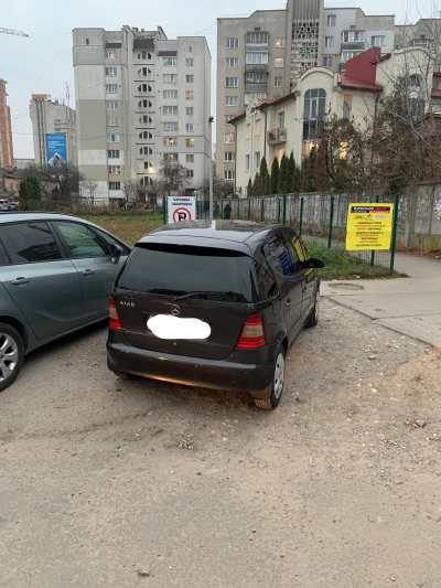 У Тернополі автівкою заблокували виїзд для двох десятків машин (фотофакт)