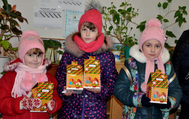 Майже чотири сотні юних читачів бучацької газети, побажавши миру для України, отримали подарунки (фото)