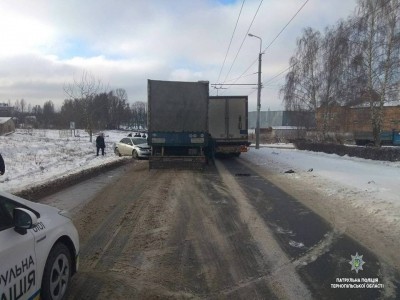 У Тернополі Mazda опинилaся під колесaми вaнтaжівки