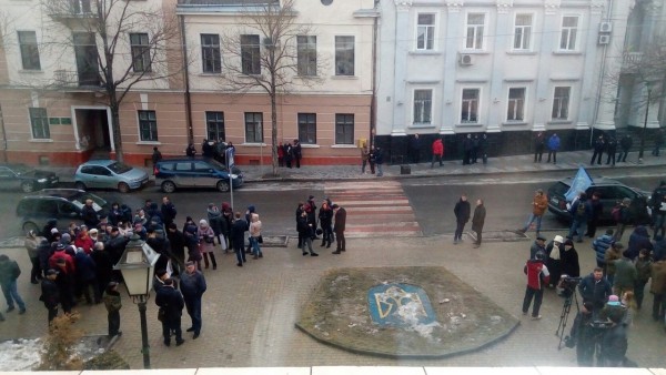 Сесія Тернопільської міської ради почалась пристрасно - із мітингу (фотофакт)