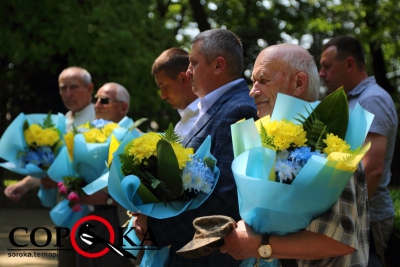 Квітами та молитвою: у Тернополі вшанували пам’ять жертв війни