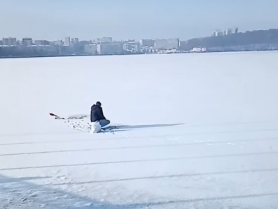 Попри тонкий лід, на став у Тернополі вийшли рибалки (фотофакт)
