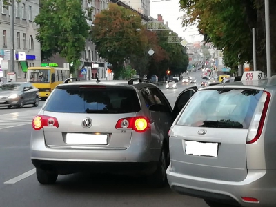 У Тернополі водій залишив автівку просто посеред вулиці