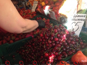 У Тернополі за &quot;космічними&quot; цінами вже продають нектарини, абрикоси і черешні