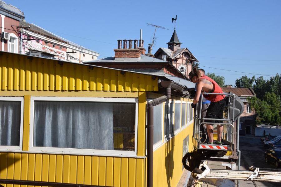 Перший пішов: у центрі міста на Тернопільщині демонтовують незаконні МАФи