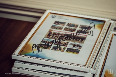 Лотами благодійного аукціону на Тернопільщині стали марки з автографами Залужного, Буданова та Шмигаля