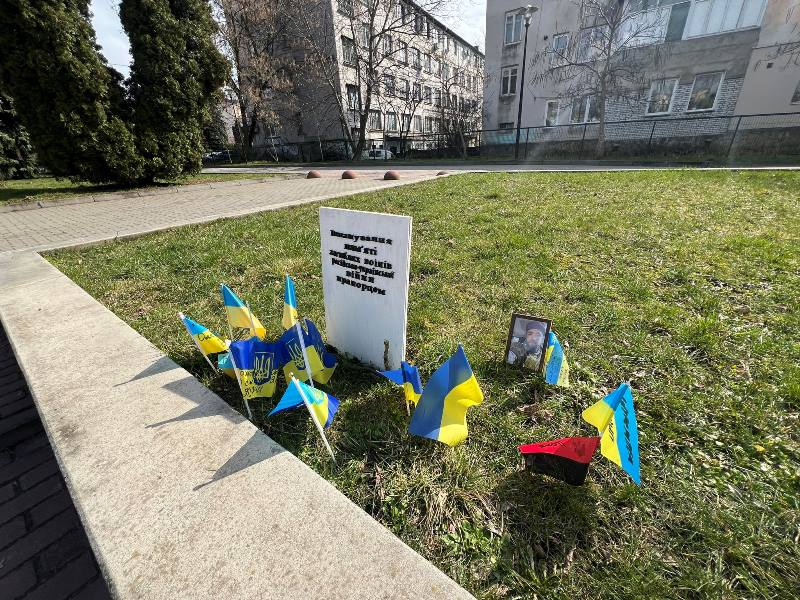 У Тернополі прапорцями вшановують пам&#039;ять Героїв (фотофакт)