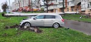 У Тернополі водій іномарки збив електроопору