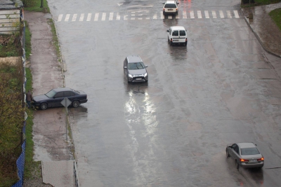 У Тернополі водії продовжують освоювати тротуари (фотофакт)