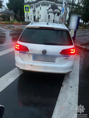 У центрі Тернополя патрульні виявили автомобіль, який перебував у розшуку