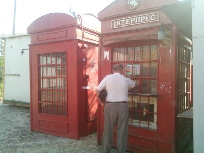 З центру Тернополя зникли «англійські телефонні будки»