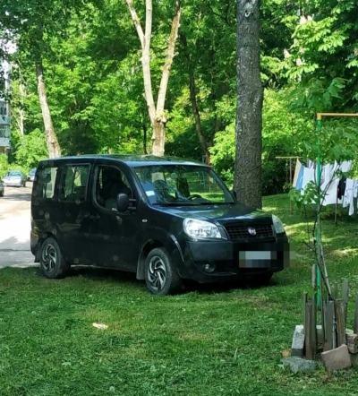 &quot;Труднощі&quot; паркування у Тернополі: газони у дворах перетворюють на стоянки