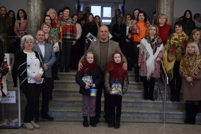 У місті на Тернопільщині двоє дівчаток наколядували для ЗСУ більше 2000 гривень