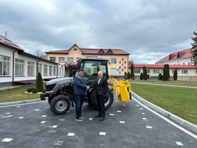 Аграрій Петро Гадз придбав трактор для господарських потреб психоневрологічної лікарні