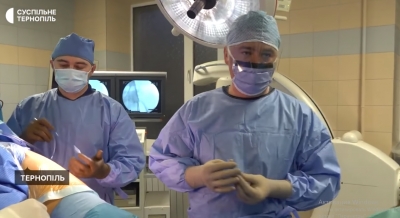 Ставить на ноги цивільних та військових: тернопільський лікар Сергій Гаріян щодня проводить по 30 операцій (відео)