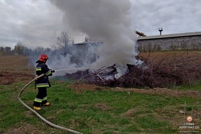 У Тернополі горів гараж з дорогим авто