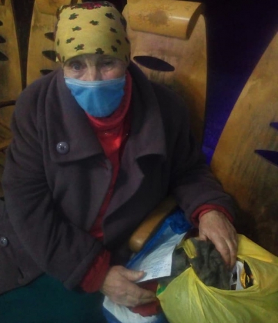 У Тернополі потребує допомоги бабуся, яка вже кілька днів ночує на вокзалі