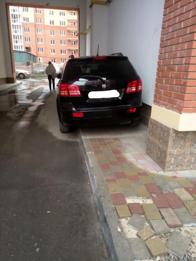 «Головне – щоб машина не мокла»: у Тернополі водій перекрив тротуар автівкою (фотофакт)