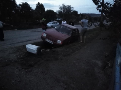 На Тернопільщині трапилася ДТП, водій злетів на узбіччя (фотофакт)
