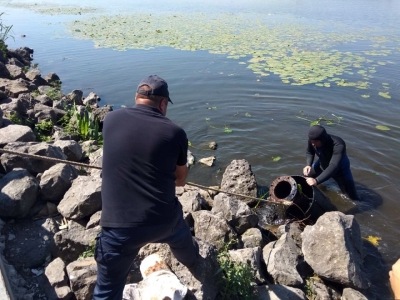 У Тернополі водолази затампували труби, через які забруднюється озеро