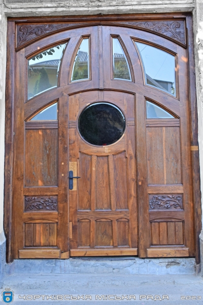 У місті на Тернопільщині відреставрували ще одні старовинні двері