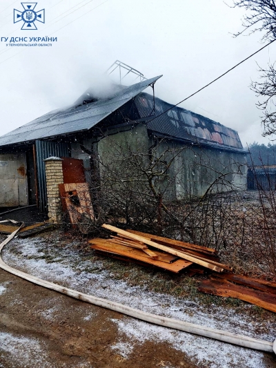 На Тернопільщині горіла господарська будівля: пошкоджено сонячні панелі, конструкції перекриття та покриття
