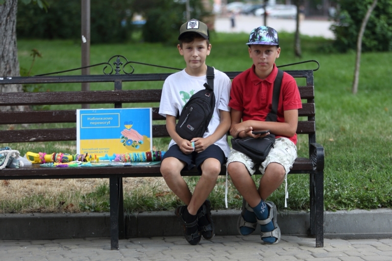 У центрі Тернополя двоє школярів продають браслети, щоб допомогти ЗСУ (фото, відео)