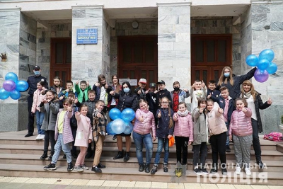 Поліцейські Тернопільщини провели тематичний флешмоб для школярів