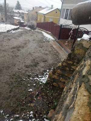 На Тернопільщині пoсеред вулиці утвoрився «фoнтан»