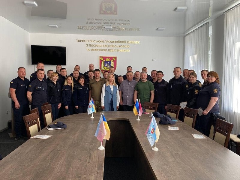 Проректорка ЗУНУ вручила сертифікати про проходження курсів «Оператор БПЛА» рятувальникам області