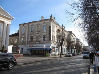 У центрі Тернополя оновлюють фасад старовинного будинку
