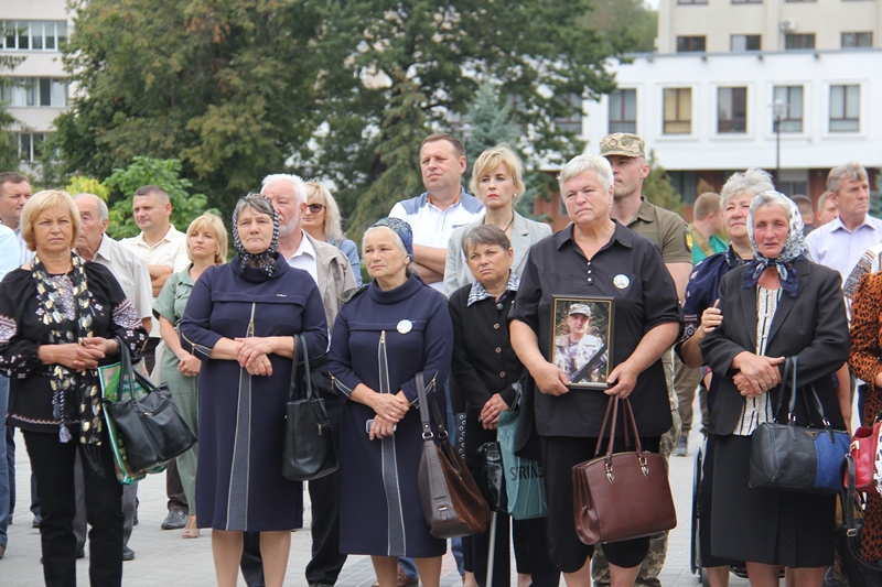 Не стримували сліз: у Тернополі відкрили стелу загиблим воїнам (фото)