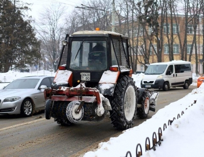 На дорогах Тернопільської громади працюють 33 одиниці снігоочисної техніки